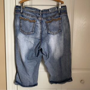 Cato Womens Light Wash Distressed Denim Jean Capri Embroidered 18W Mid Rise